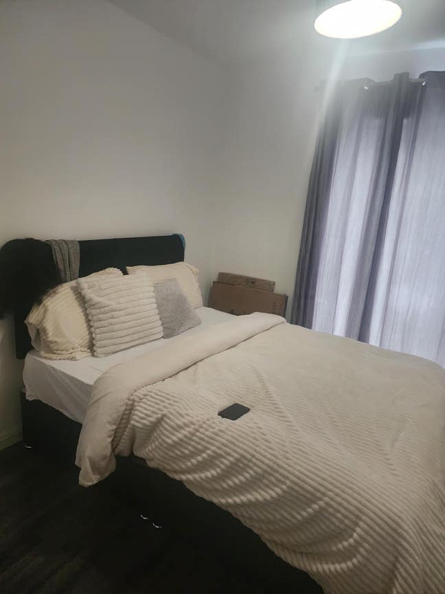 Spacious double with own bathroom- Short term let Main Photo