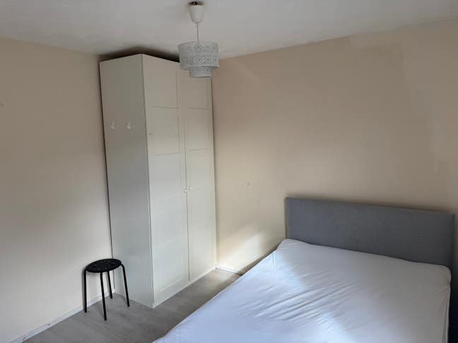 1 Double room available close to High street Main Photo