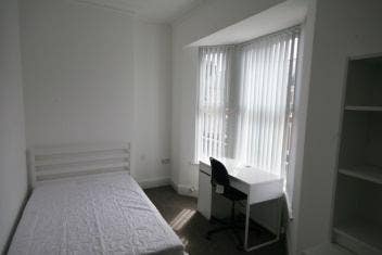 En suite bedroom Student home to let  Main Photo