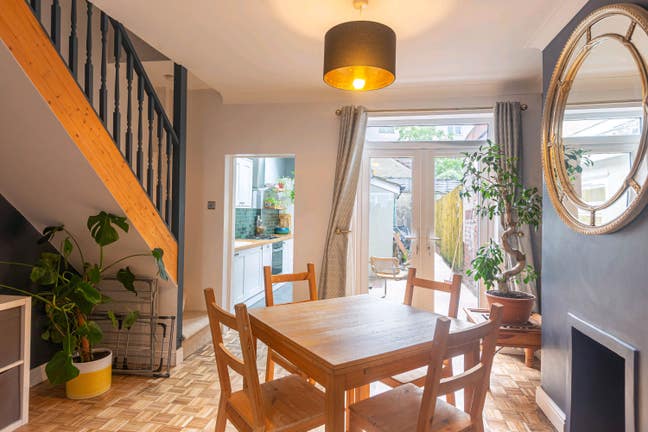 Spacious King-Size Double Room in St George's BS5 Main Photo