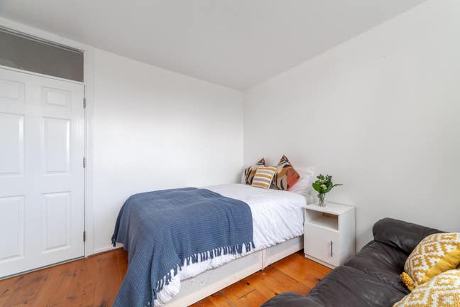 Spacious and Bright Room / Southfields tube st Main Photo
