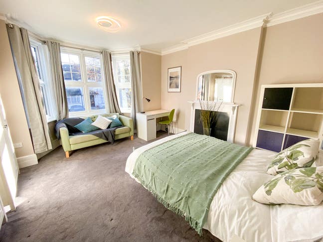 Master Bedroom in Great Location For Station Main Photo