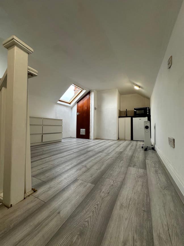 Reasonable size self contained studio in Ealing Main Photo