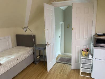 Lovely room in quiet household  Main Photo