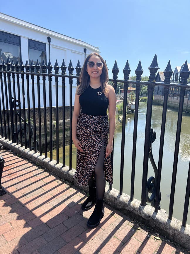 I am a professional female aged 34. I am look... Main Photo
