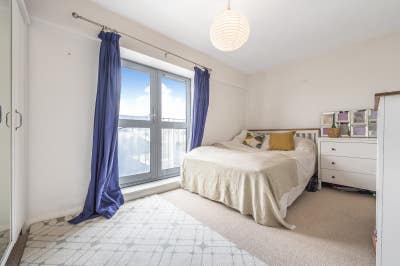 Double Room with Julienne Windows (Bills Included) Main Photo