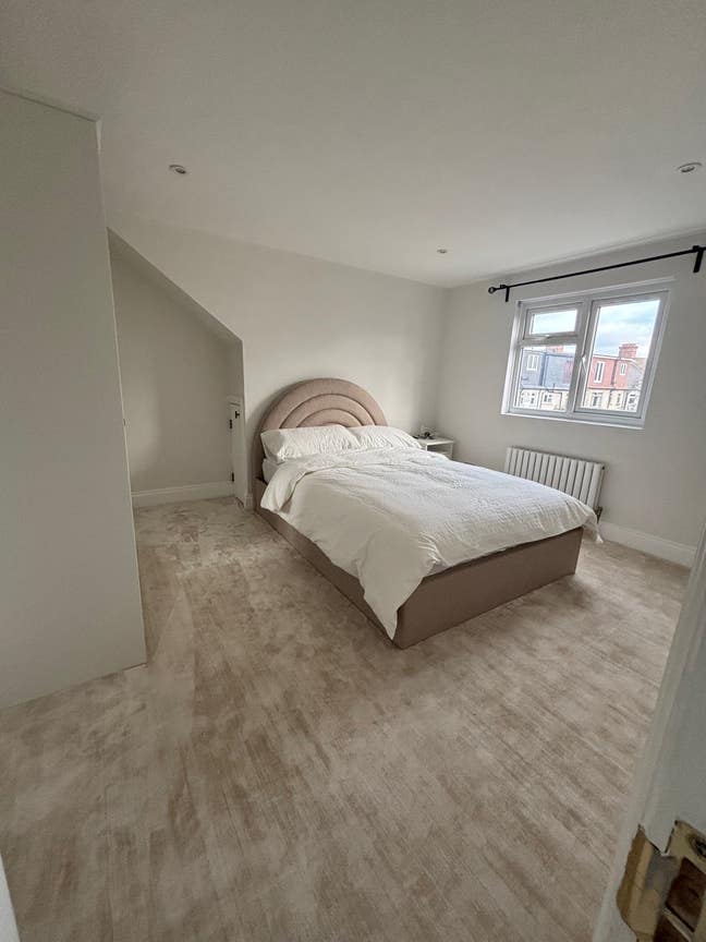 Newly renovated double room with en suite  Main Photo