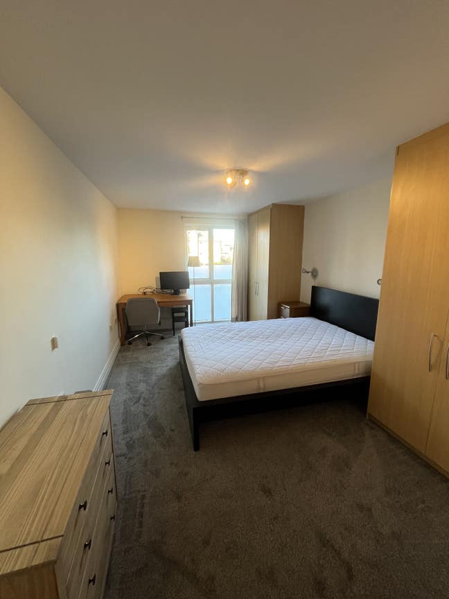 Ensuite double room in spacious 2 bed flat Main Photo