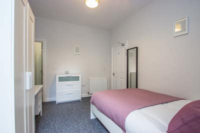 Double En-Suite Room - 2 Mins to Town Main Photo