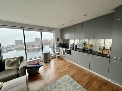 Room in modern apartment block with concierge  Main Photo