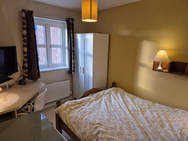 Double: M26 Radcliffe, nr Asda & easy to Tram/M60. Main Photo