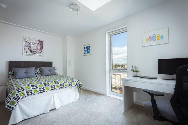 Room For Rent with Private Bathroom in E14. Main Photo