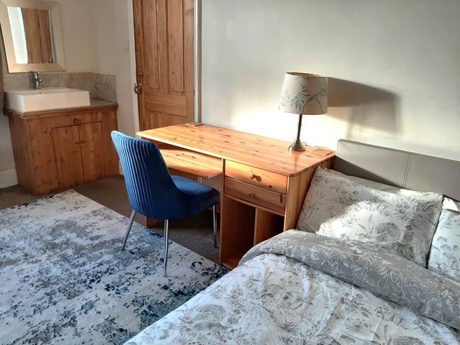 Lovely Room in Spacious House Main Photo
