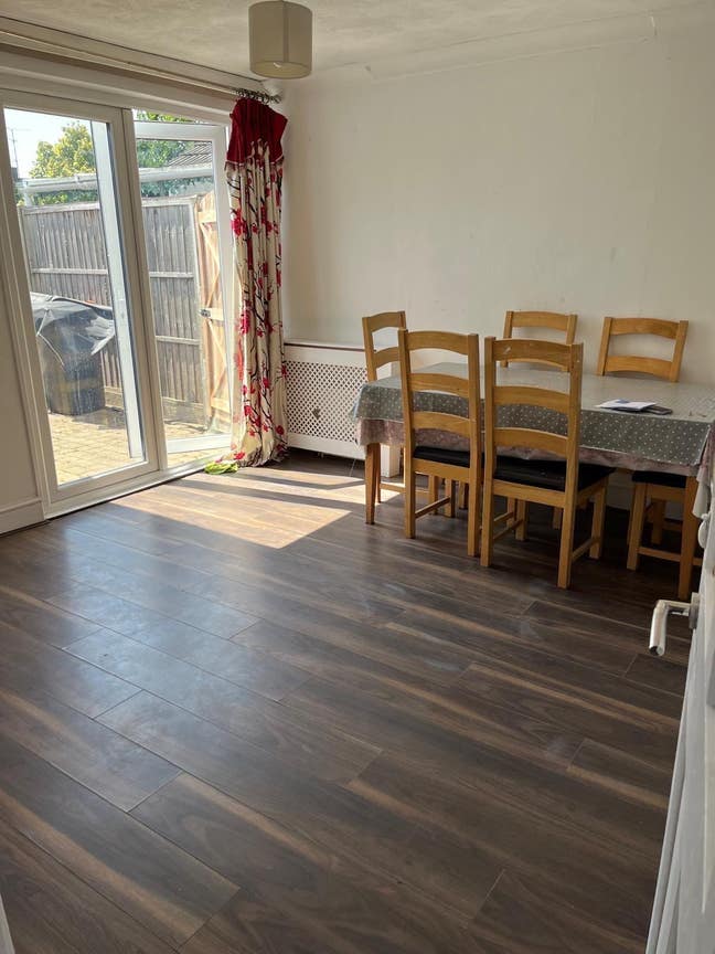 Room for rent in a shared home- £450 per month Main Photo
