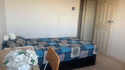 Double Bedroom next to M25 and Heathrow Airport  Main Photo