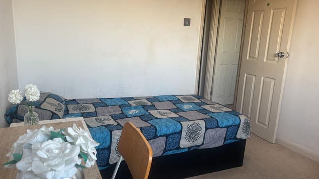 Double Bedroom next to M25 and Heathrow Airport  Main Photo