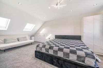 1 large bedroom  Main Photo