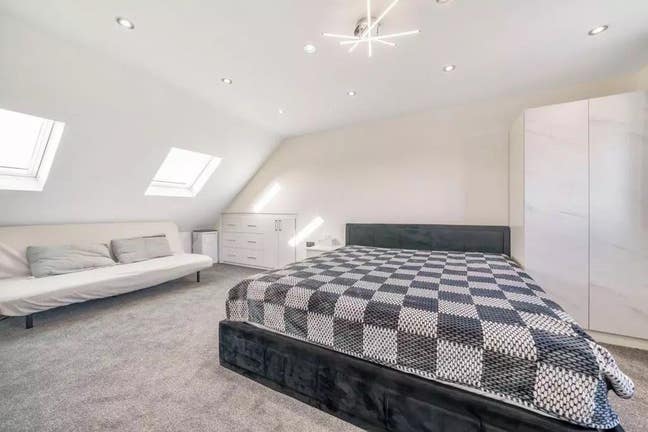 1 large bedroom  Main Photo