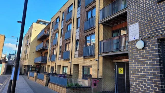 1 Bed Flat Inc Water & Council Tax Near Poplar E14 Main Photo