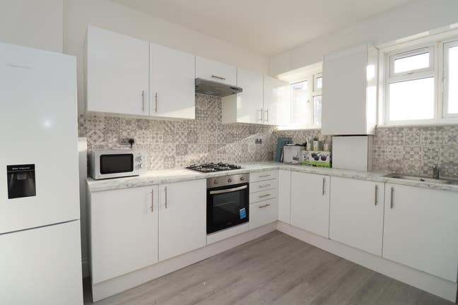 Rooms Available Steps from Ealing Broadway Station Main Photo