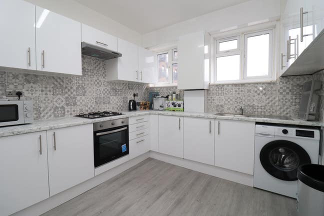 Rooms Available Steps from Ealing Broadway Station Main Photo