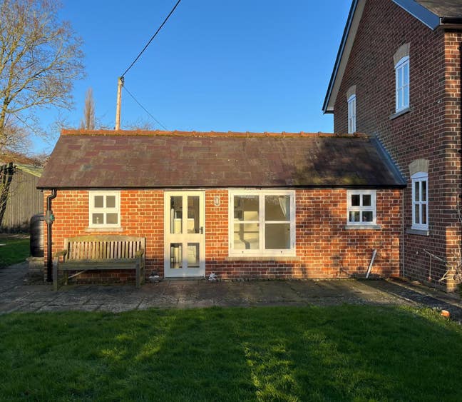 Self Contained Apartment with Private Entrance Main Photo