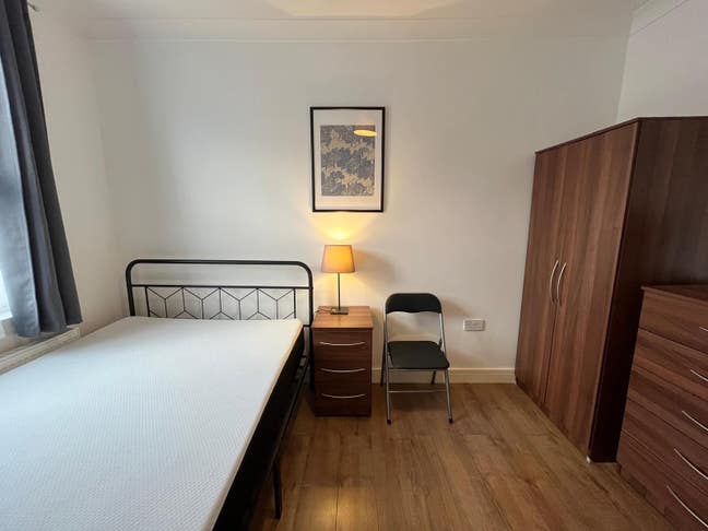 A beautiful bedroom in a very clean house Main Photo