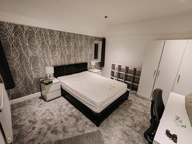Double Room sharing bathroom with 1 other person Main Photo