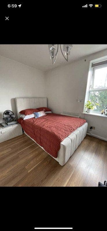 Large double room - 5 min walk from station Main Photo