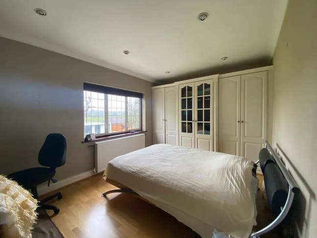 One large double bedroom available Main Photo