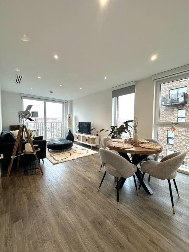 Large Double Room, Own Bathroom, New Islington Main Photo