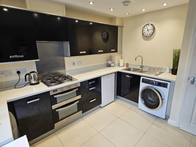 Double Room + En-suite +ParkingBay by MMU Hospital Main Photo