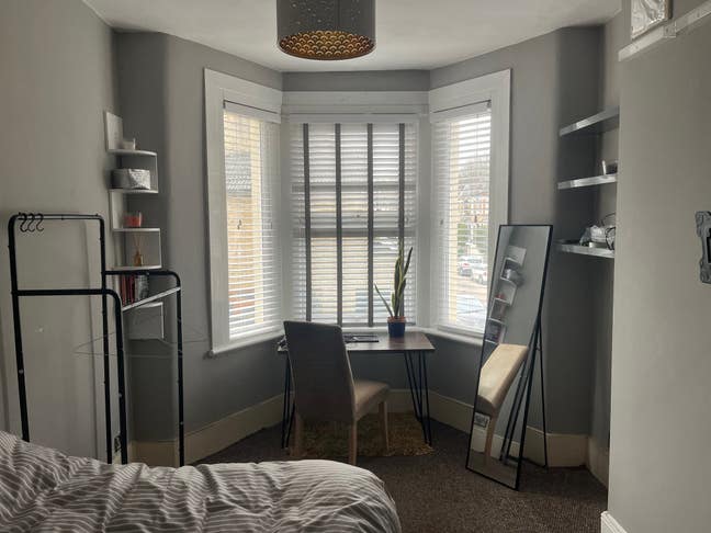Zone 2- ten mins to London Bridge - midweek only Main Photo