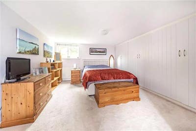 Spacious 350sqft King Ensuite Room Rickmansworth Main Photo