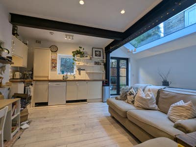 Super King Double Room in Refurbished Garden Flat  Main Photo