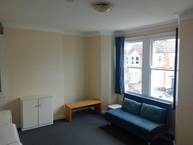 Spacious One/Two Bed Conversion Flat. Main Photo