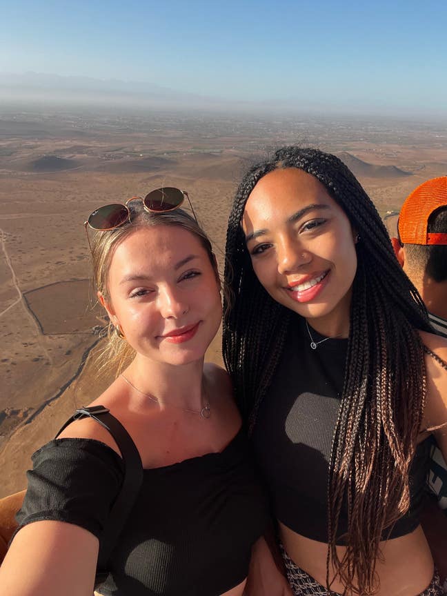 Two friends looking for a third person✨ Main Photo