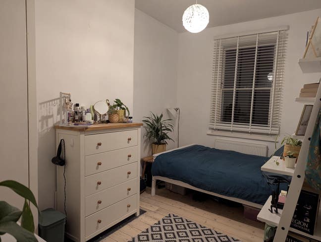 Large Double Room with Garden Office Main Photo