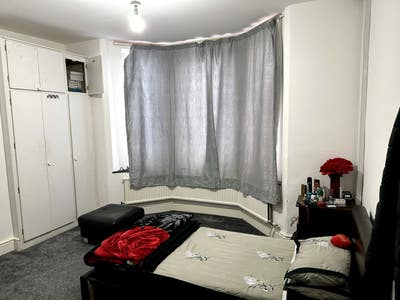 En suite room to let Main Photo