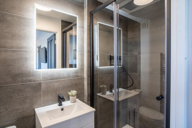 Modern Luxury, Driveway, Smart Tv, Sofa, Ensuite  Main Photo