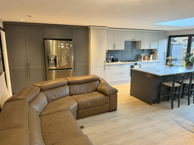 Room to Rent in Fully Restored Luxury 5 Room House Main Photo