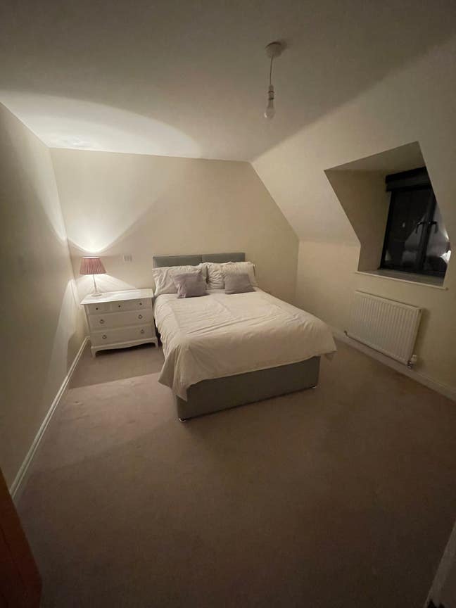 Double room in modern 2 bed property with parking Main Photo