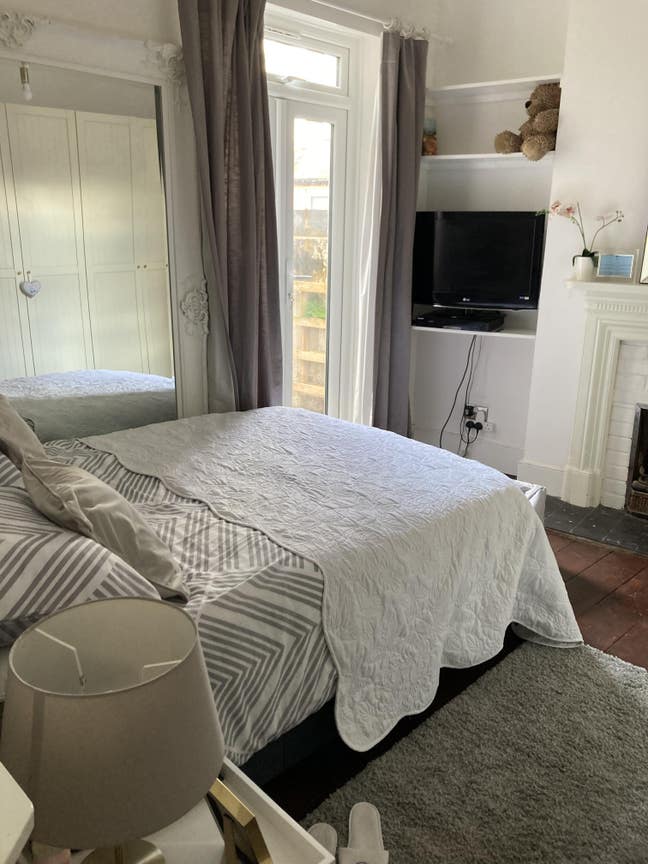 Stylish Double Bedroom, great transport links Main Photo