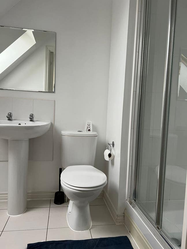 Large Double Room with en-suit bathroom  Main Photo