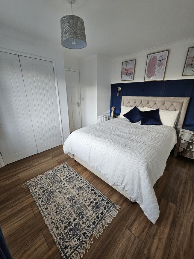 Large Double Room Main Photo