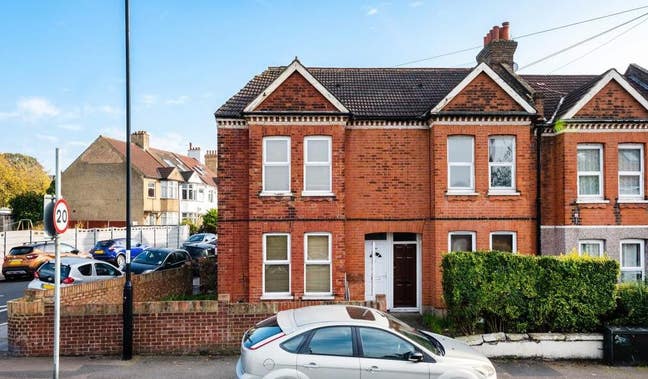 Spacious & Modern Top-Floor 3-Bedroom Garden Flat Main Photo