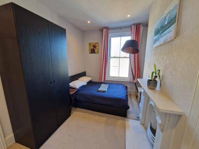 Double room in large flat off Putney High Street Main Photo