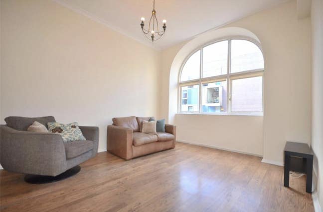 NE1 Room including parking available  Main Photo