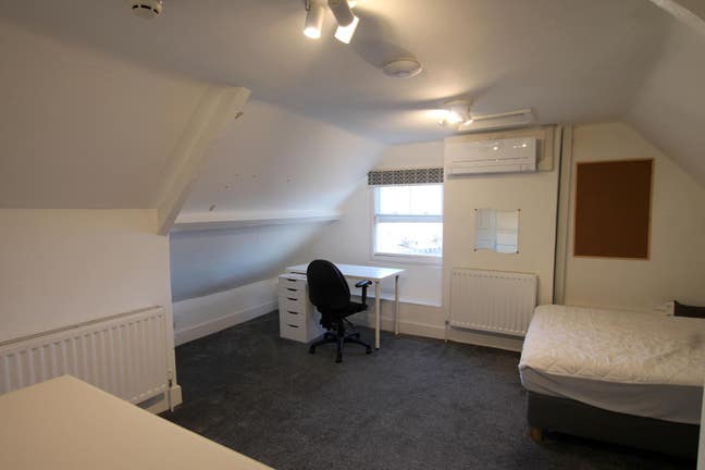 Two Furnished Double En-Suite Room with Air-Con  Main Photo
