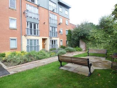 2 Bedroom 2 Bathroom apartment central Preston Main Photo